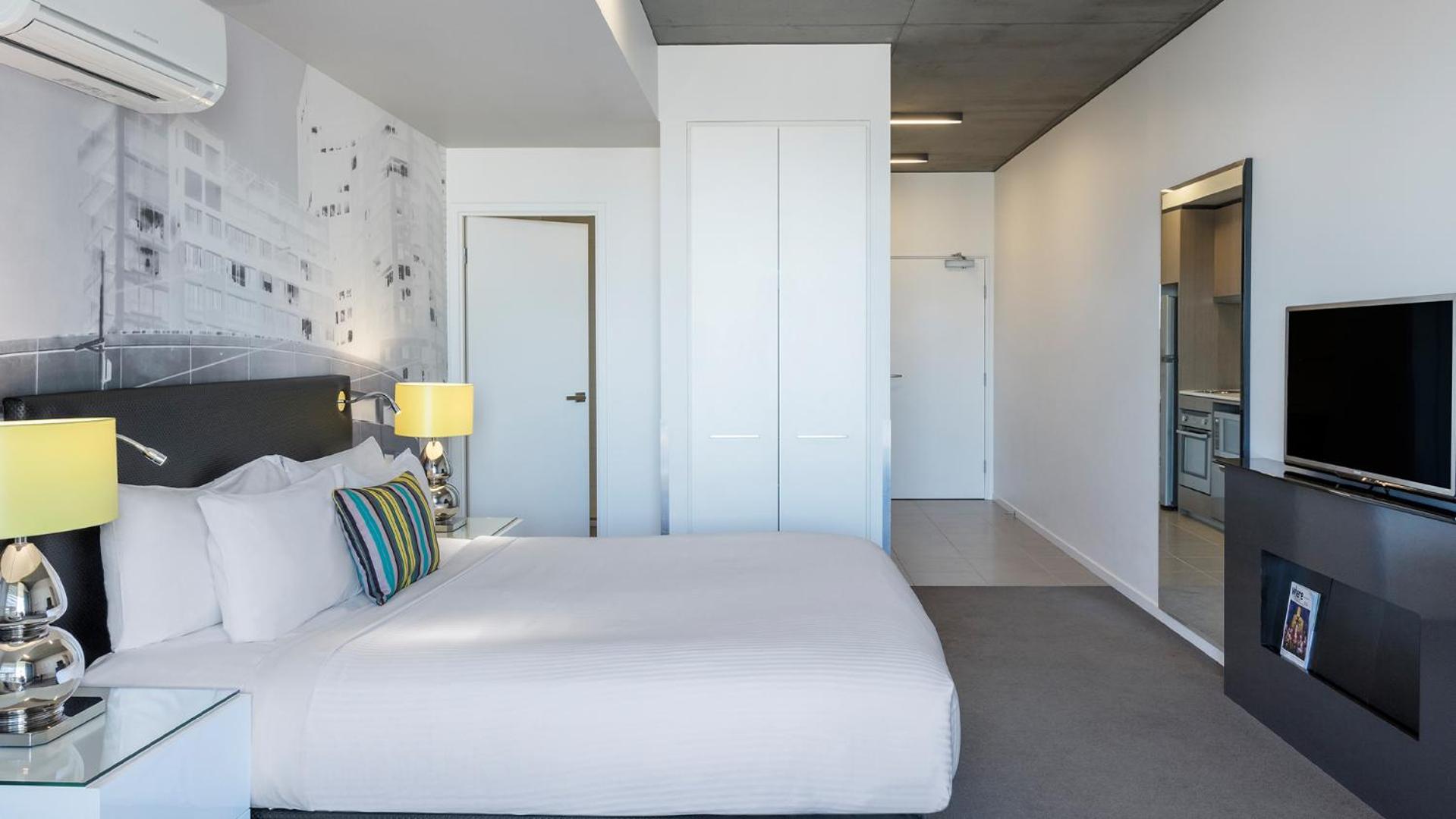 Deluxe Studio Apartment Park View & Balcony No Housekeeping