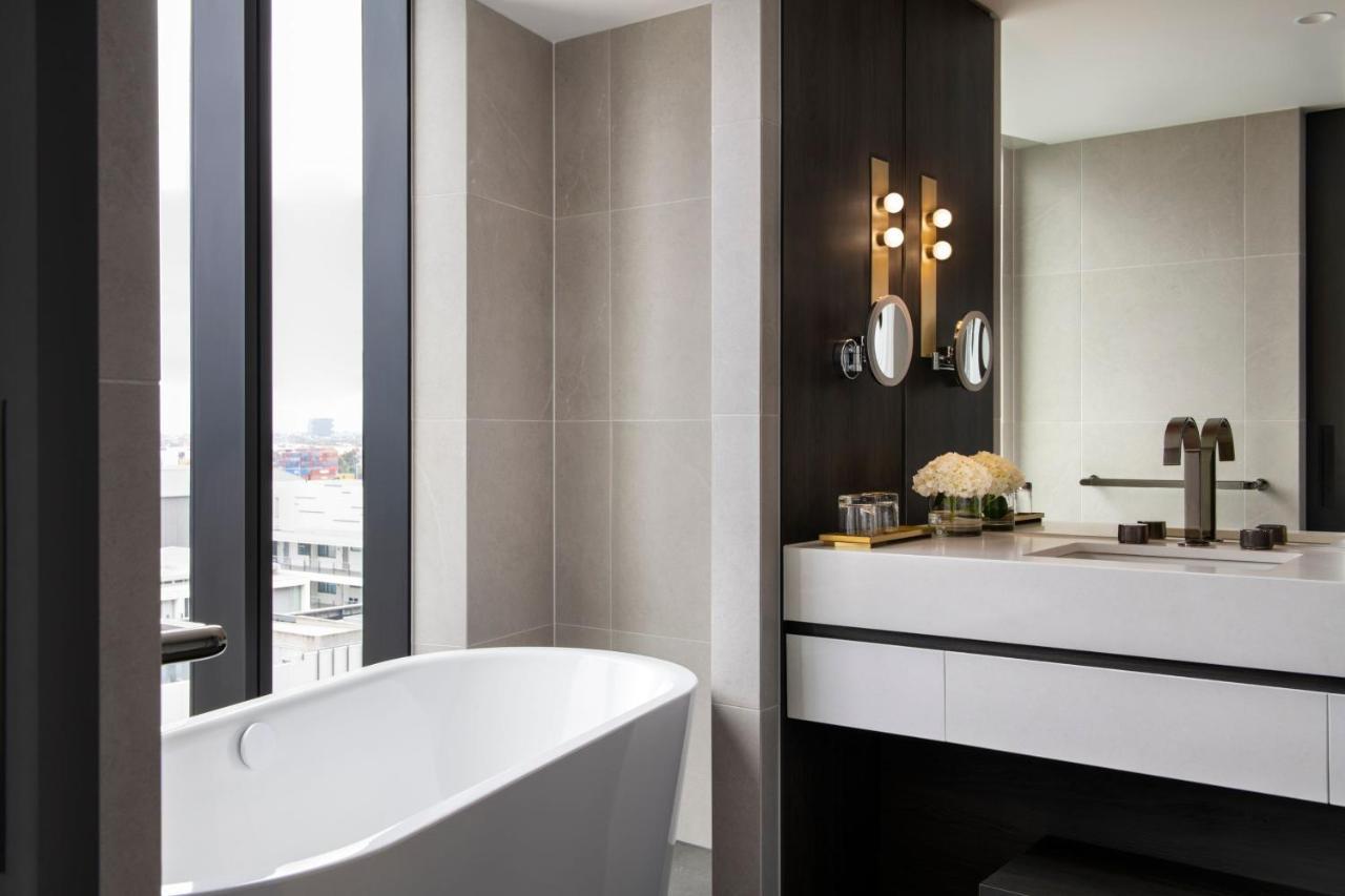 M Club Room Bath Tub – Lounge Access