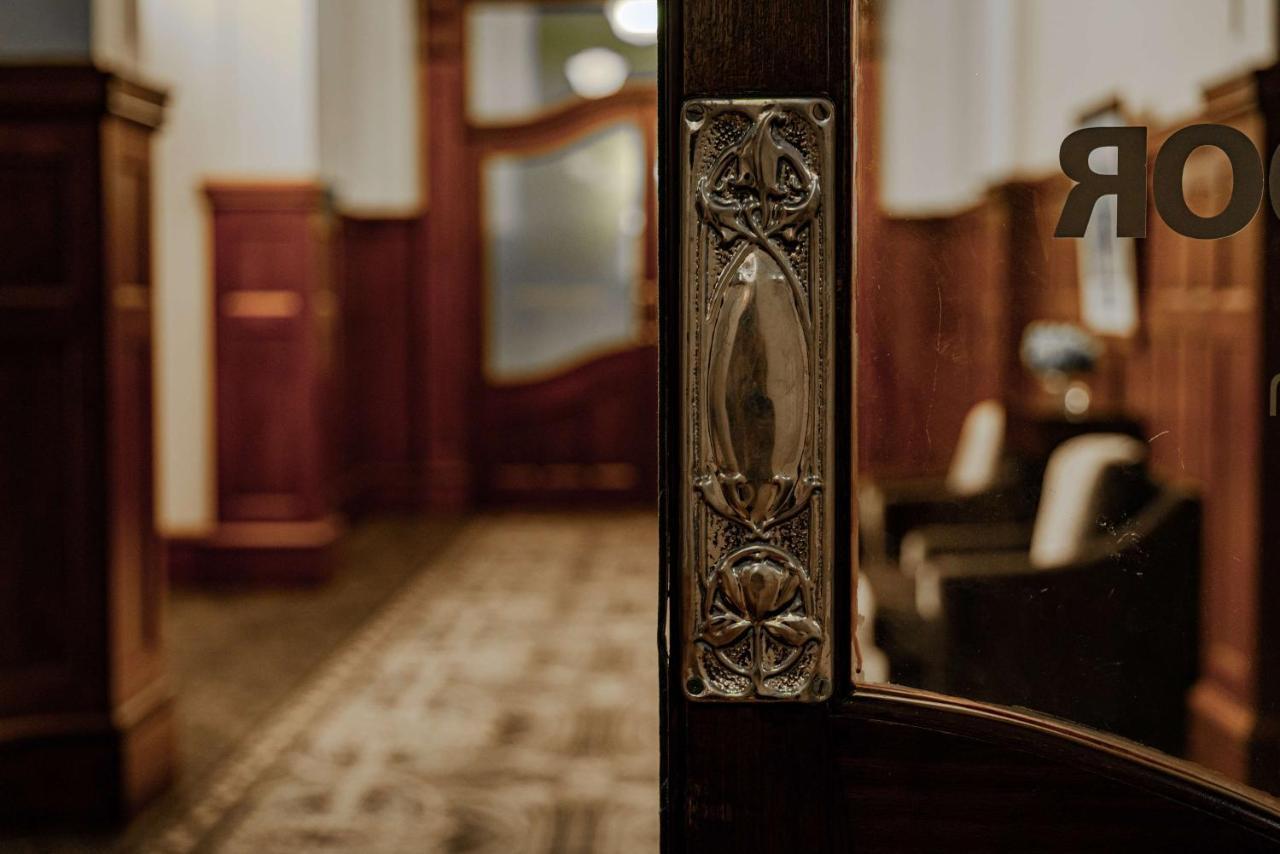 Commerce Queen Yarra View Room