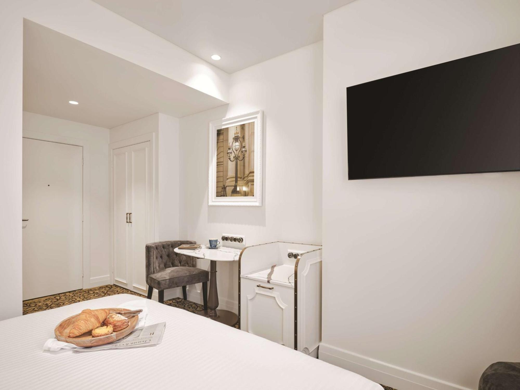 Commerce Queen Yarra View Room
