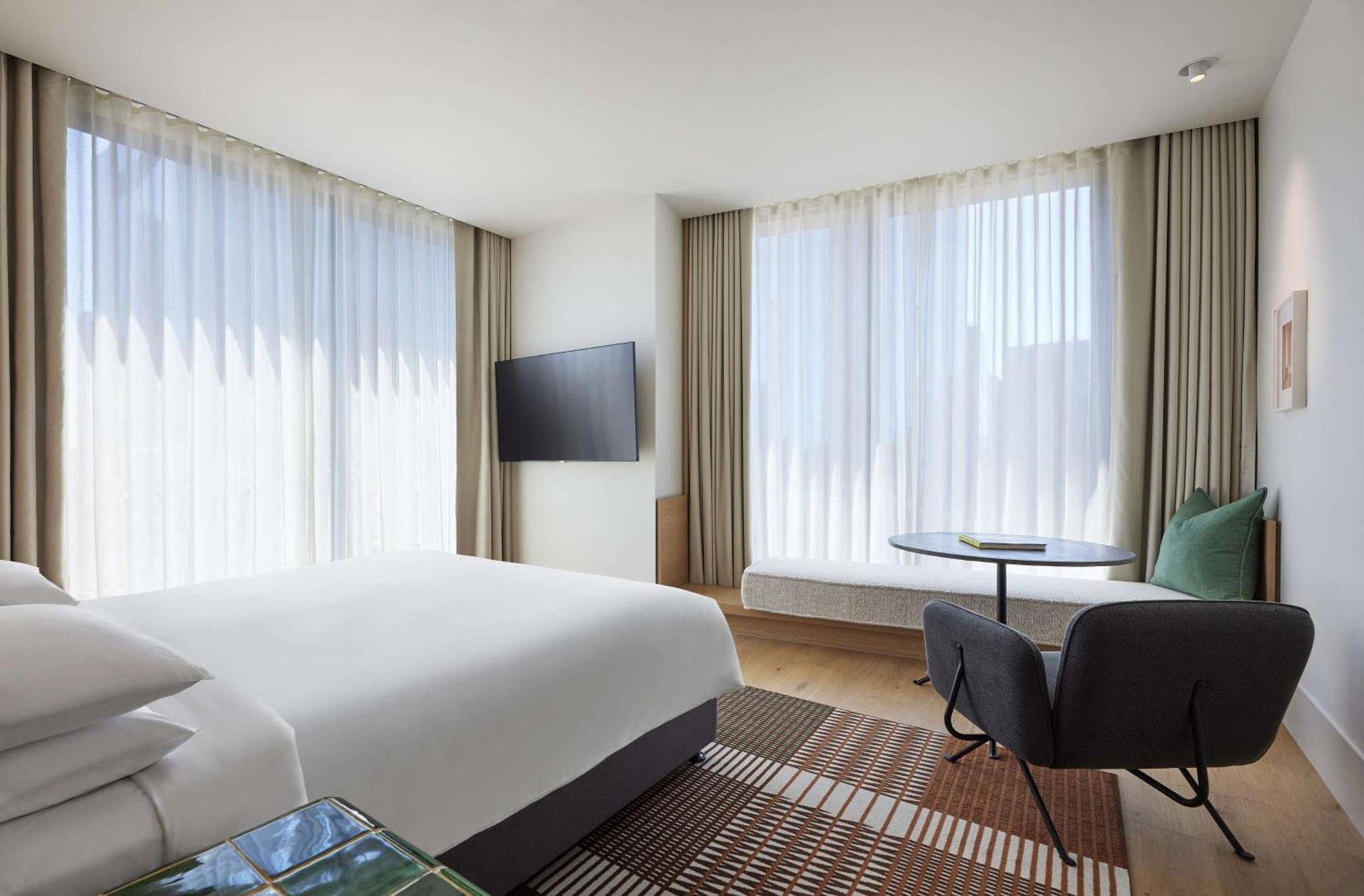 Deluxe King Room City View