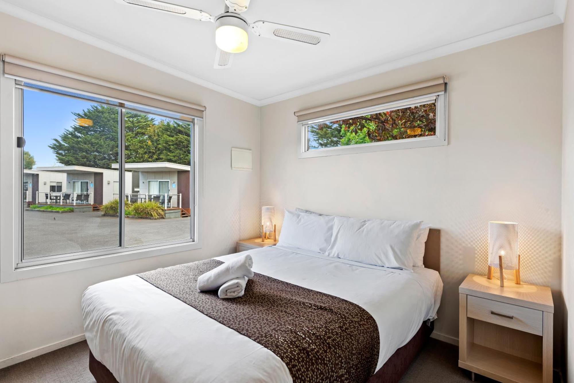 Deluxe Poolside 2 Bedroom Cabin Sleeps 5