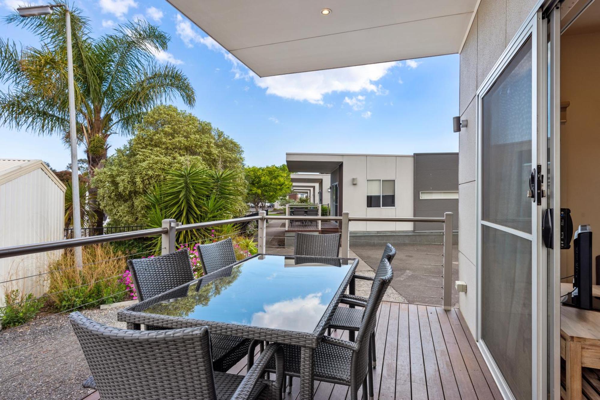Deluxe Poolside 2 Bedroom Cabin Sleeps 5