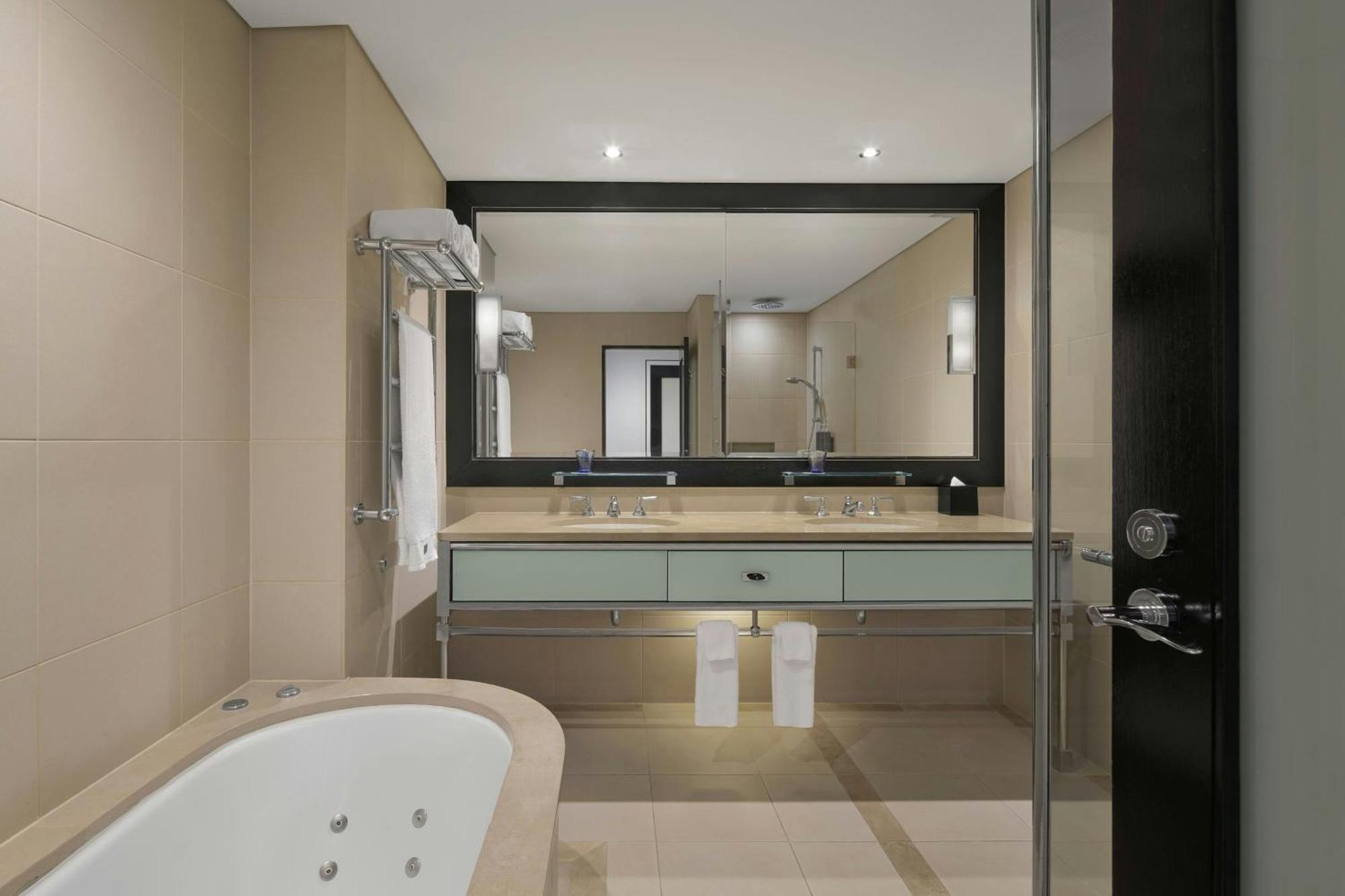 King Suite City View Regent