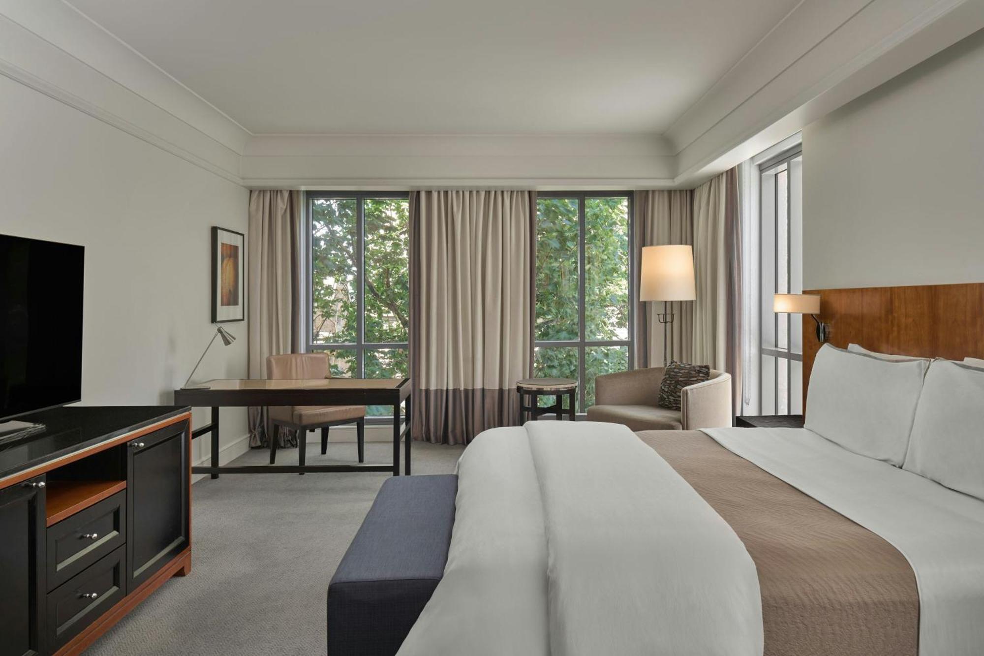 Deluxe King Studio City View Spa Bath Corner Room