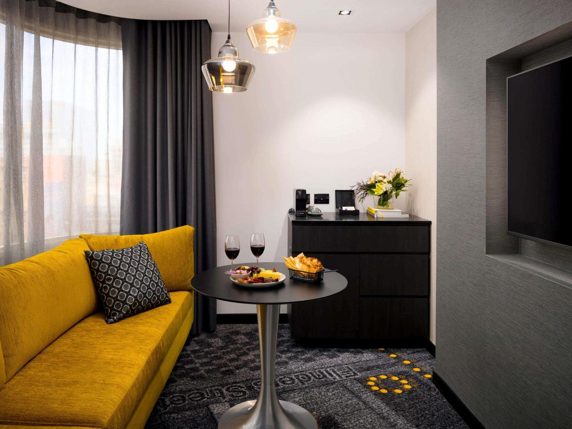 Premium Deluxe King Room Lounge Access
