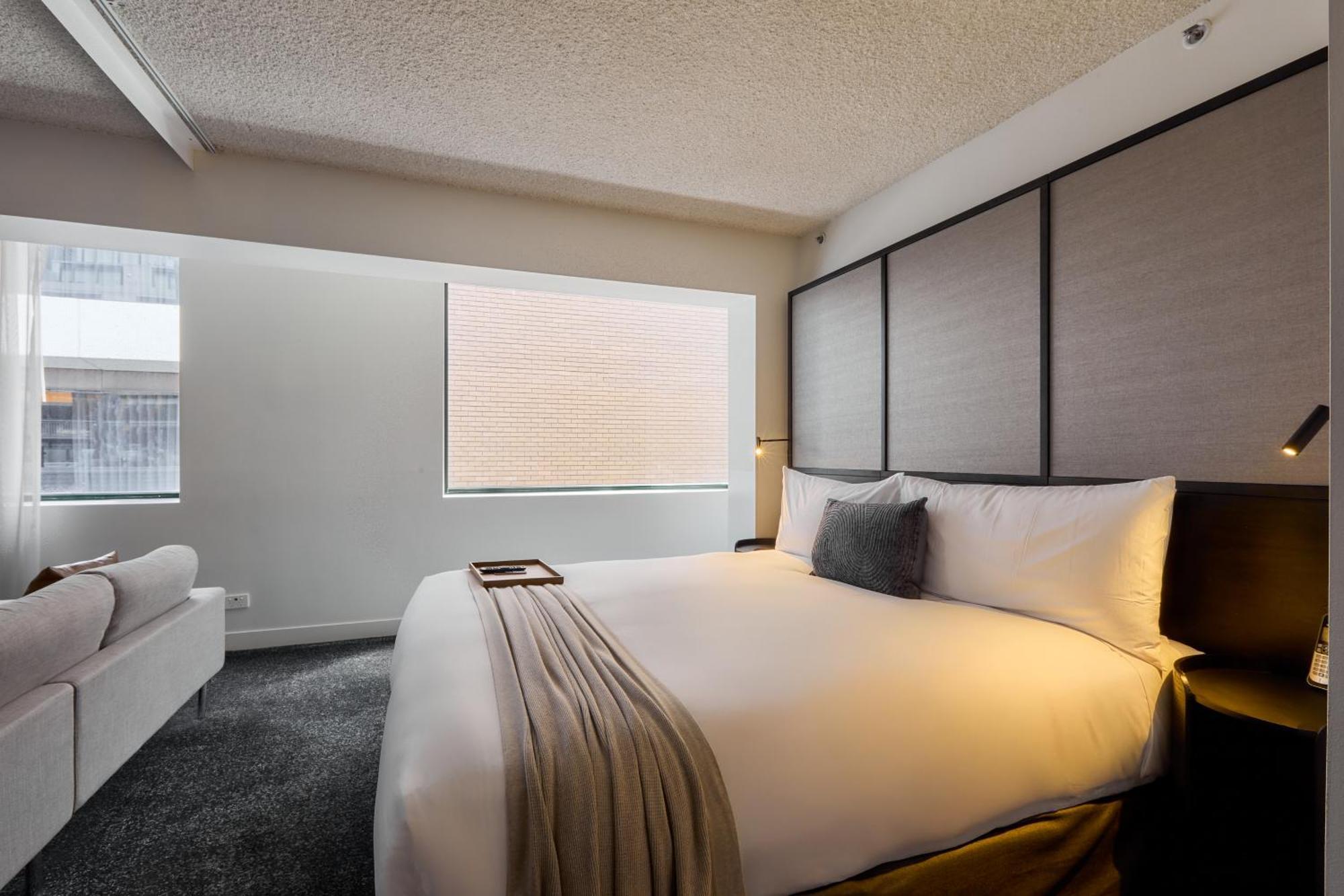 Junior Suite – complimentary drinks during hosted hour WiFi