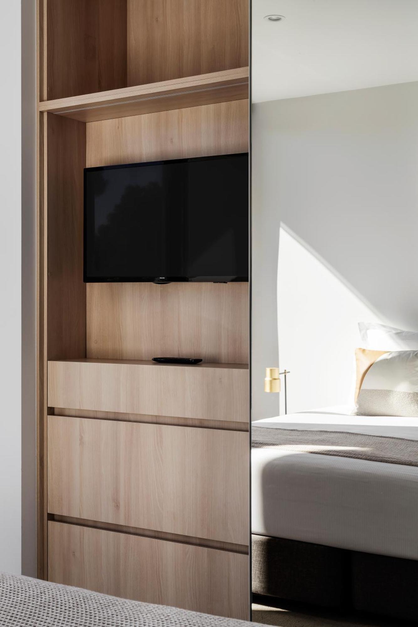 Deluxe One-Bedroom Apartment