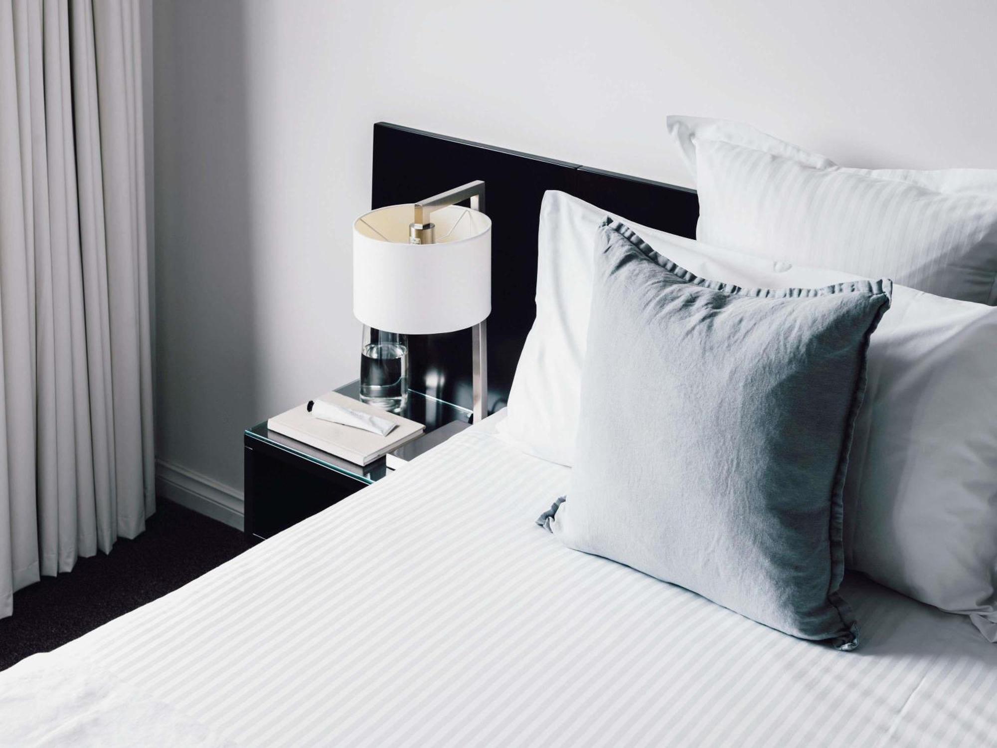 One-Bedroom Deluxe Apartment One King Bed Balcony