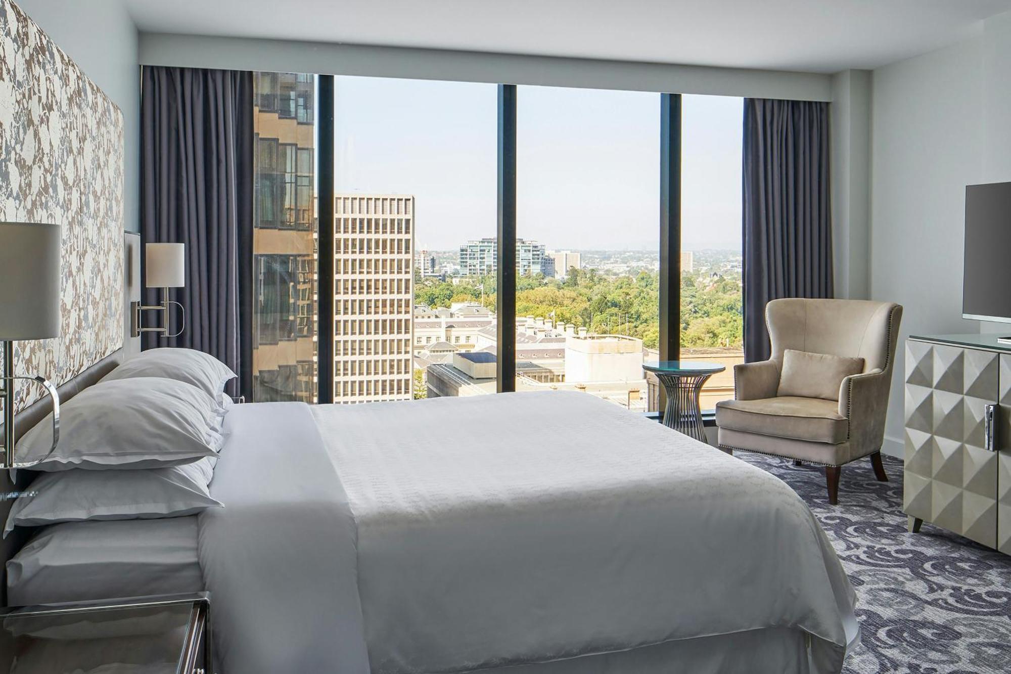 Deluxe Larger King Room City View