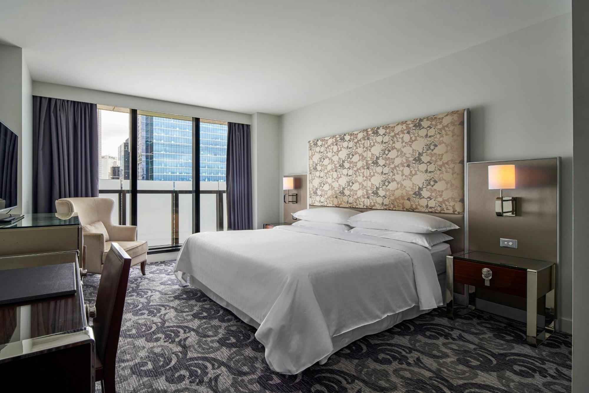 Deluxe Larger King Room City View