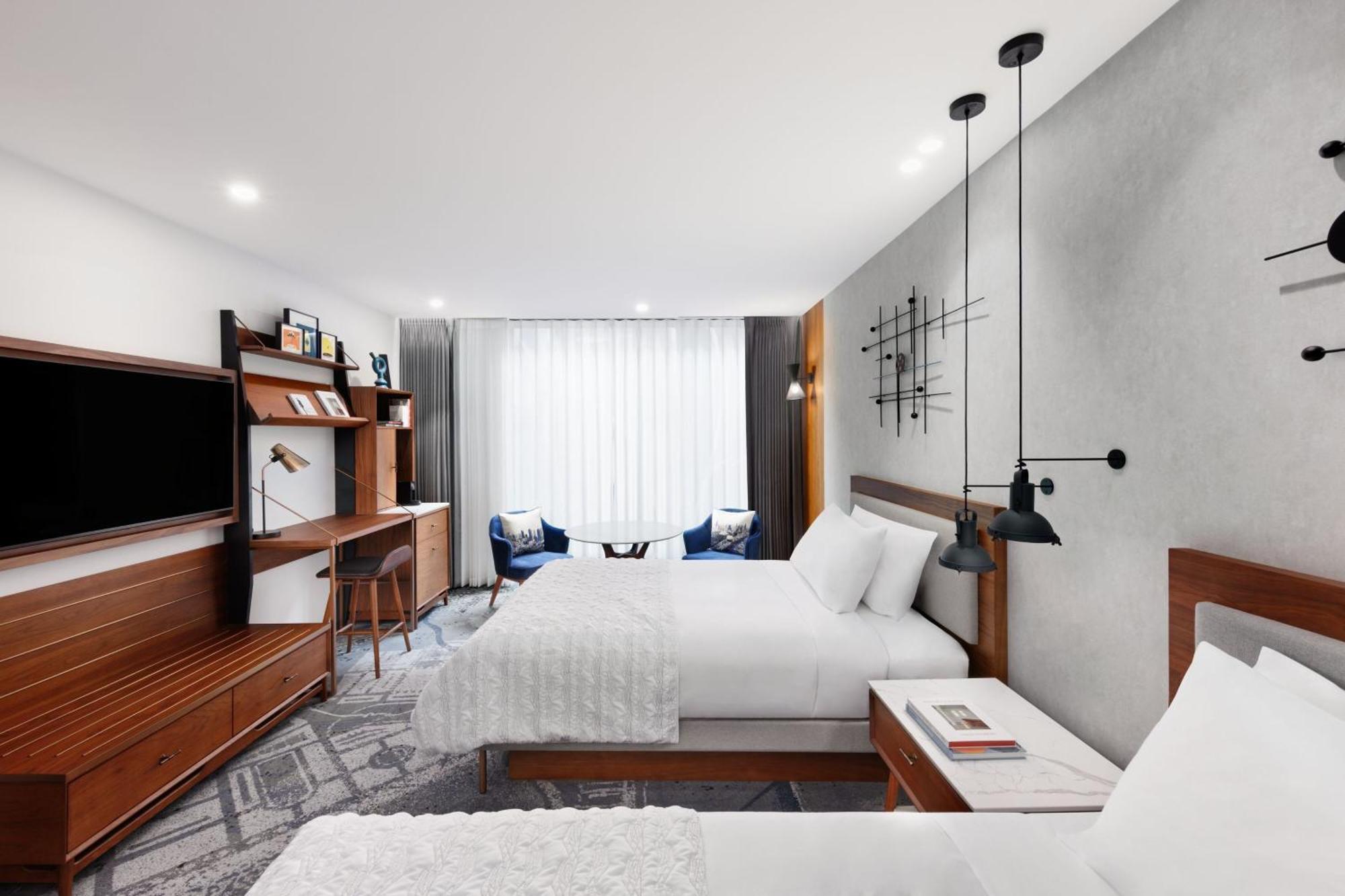 Superior King Room City View