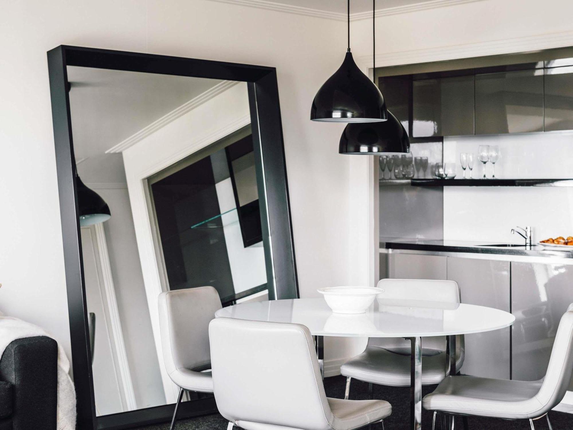 One-Bedroom Apartment King Bed Kitchenette
