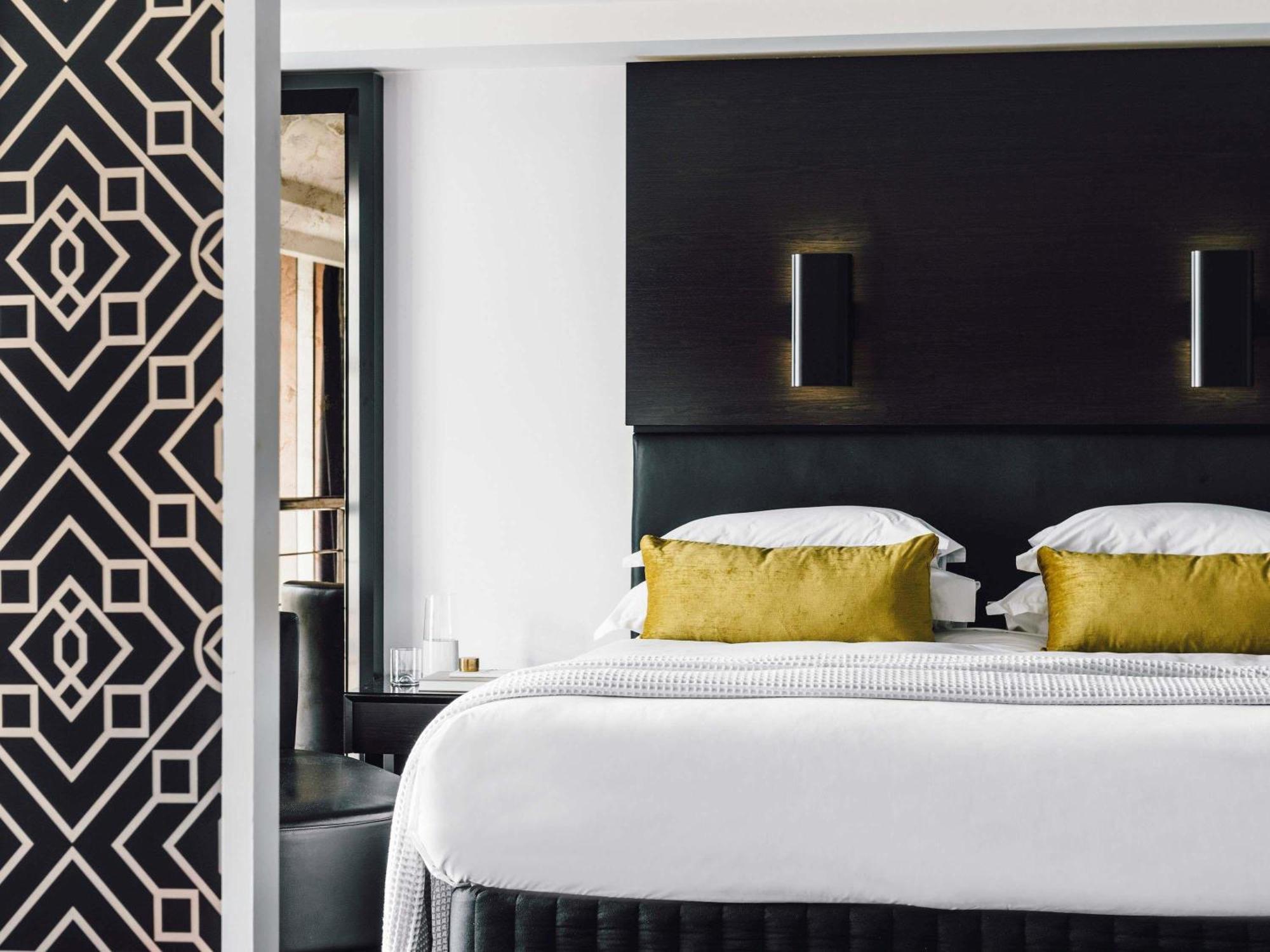 Gold Penthouse One King Bed Balcony