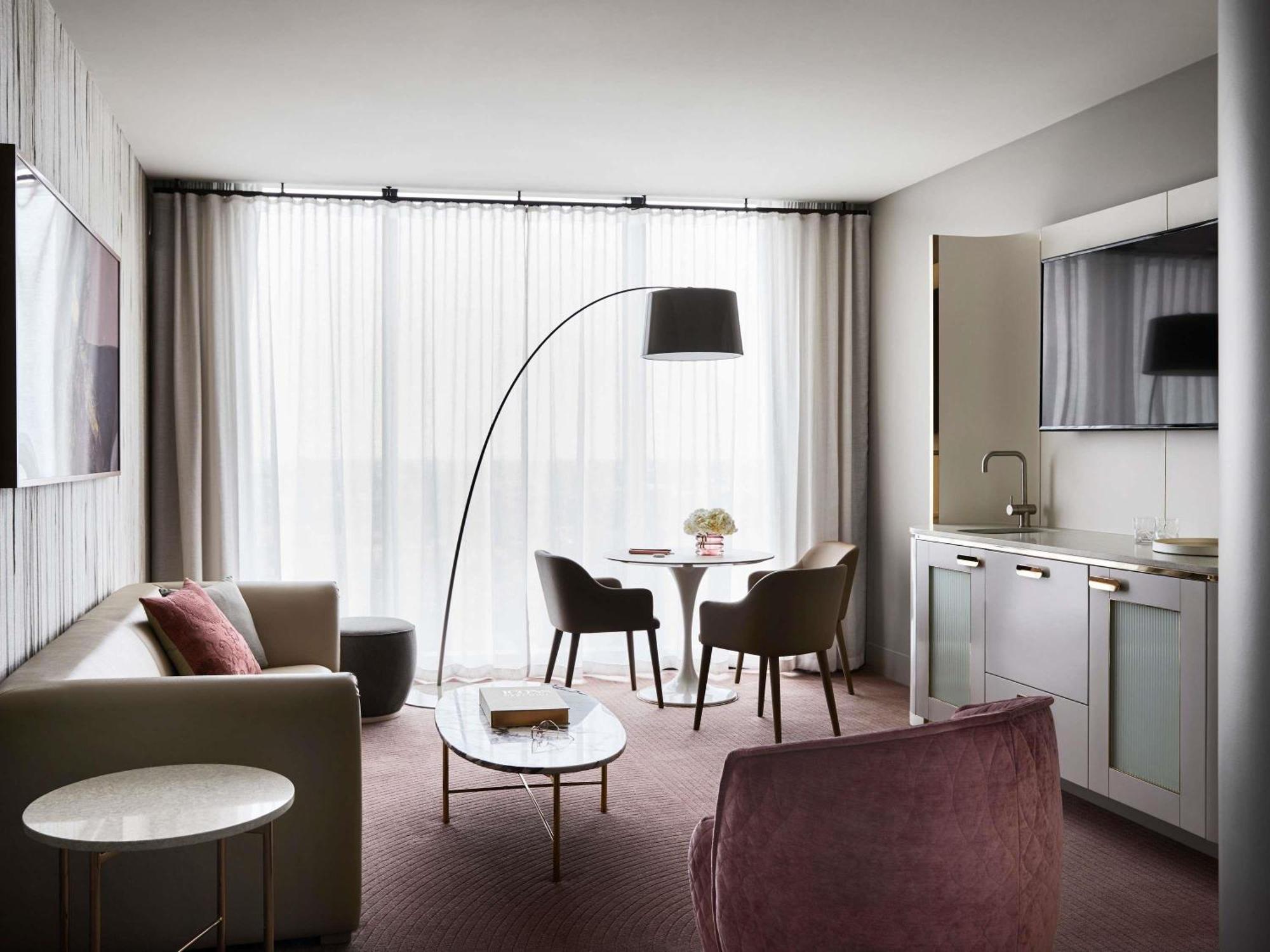 One-Bedroom Deluxe King Suite
