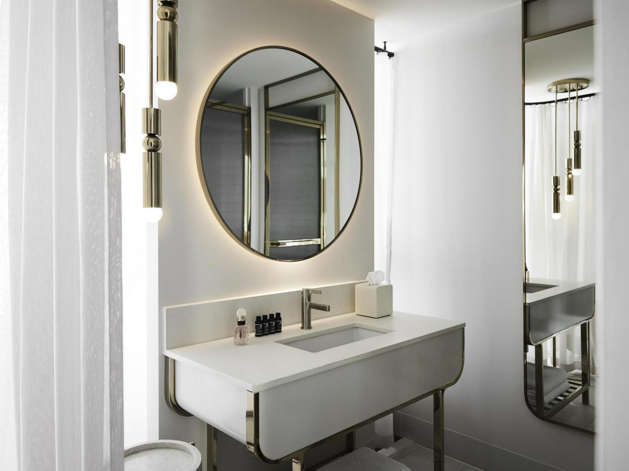 Deluxe King Room Open Bathroom