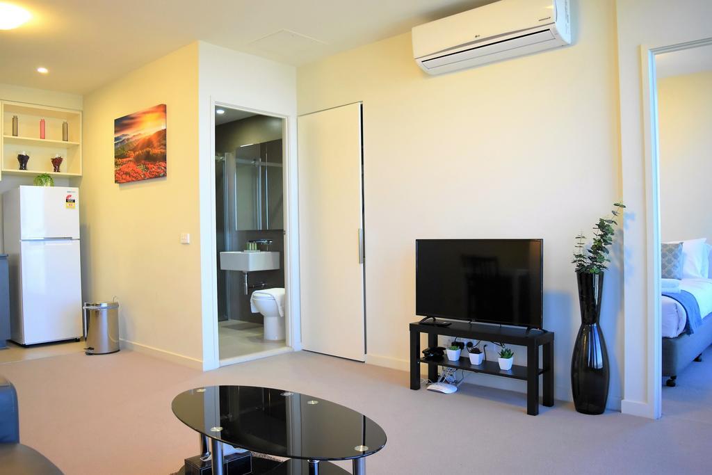 Deluxe One-Bedroom Apartment