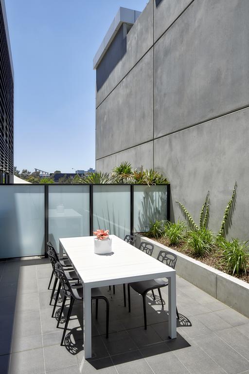 One-Bedroom Apartment Courtyard