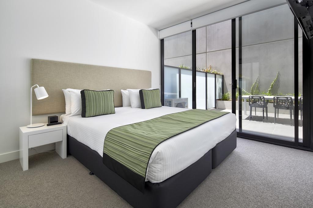 One-Bedroom Apartment Courtyard