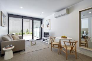 One-Bedroom Apartment Courtyard
