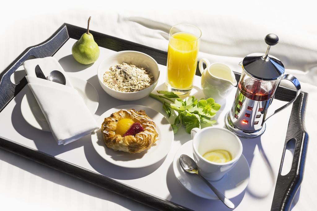 Standard Zimmer mit Kingsize-Bett und Seeblick