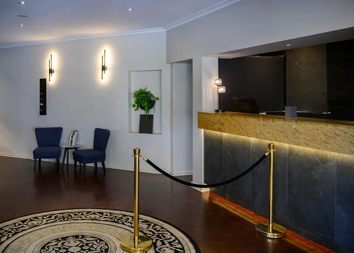 Crest On Barkly Hotel